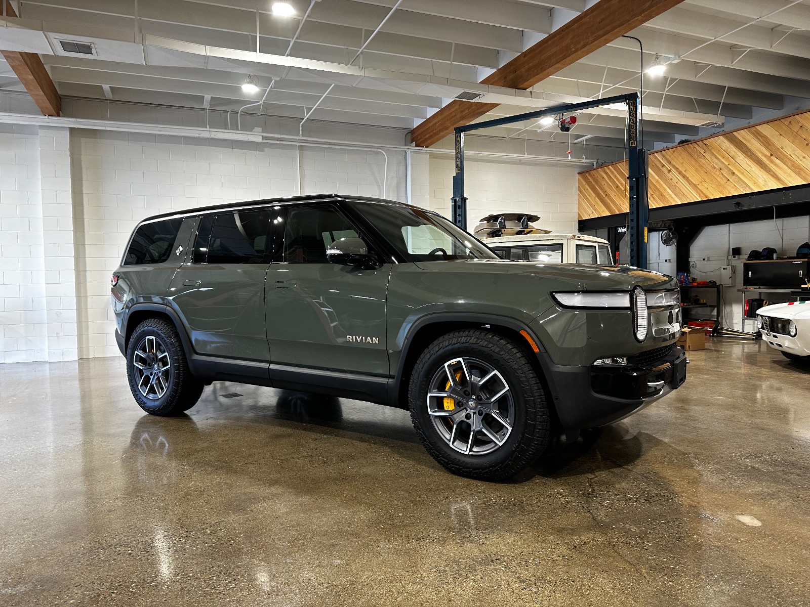 rivian r1s launch green