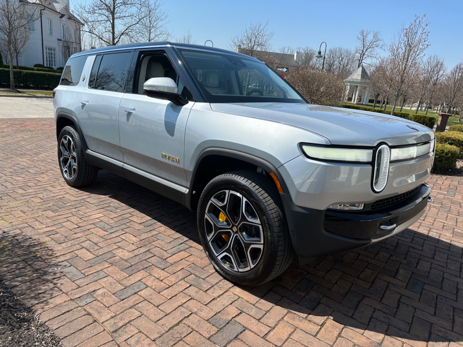 2023-rivian-r1s-launch-edition-find-my-electric