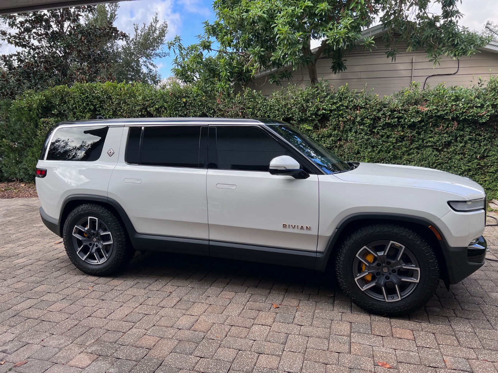 2022 Rivian R1S Launch Edition full