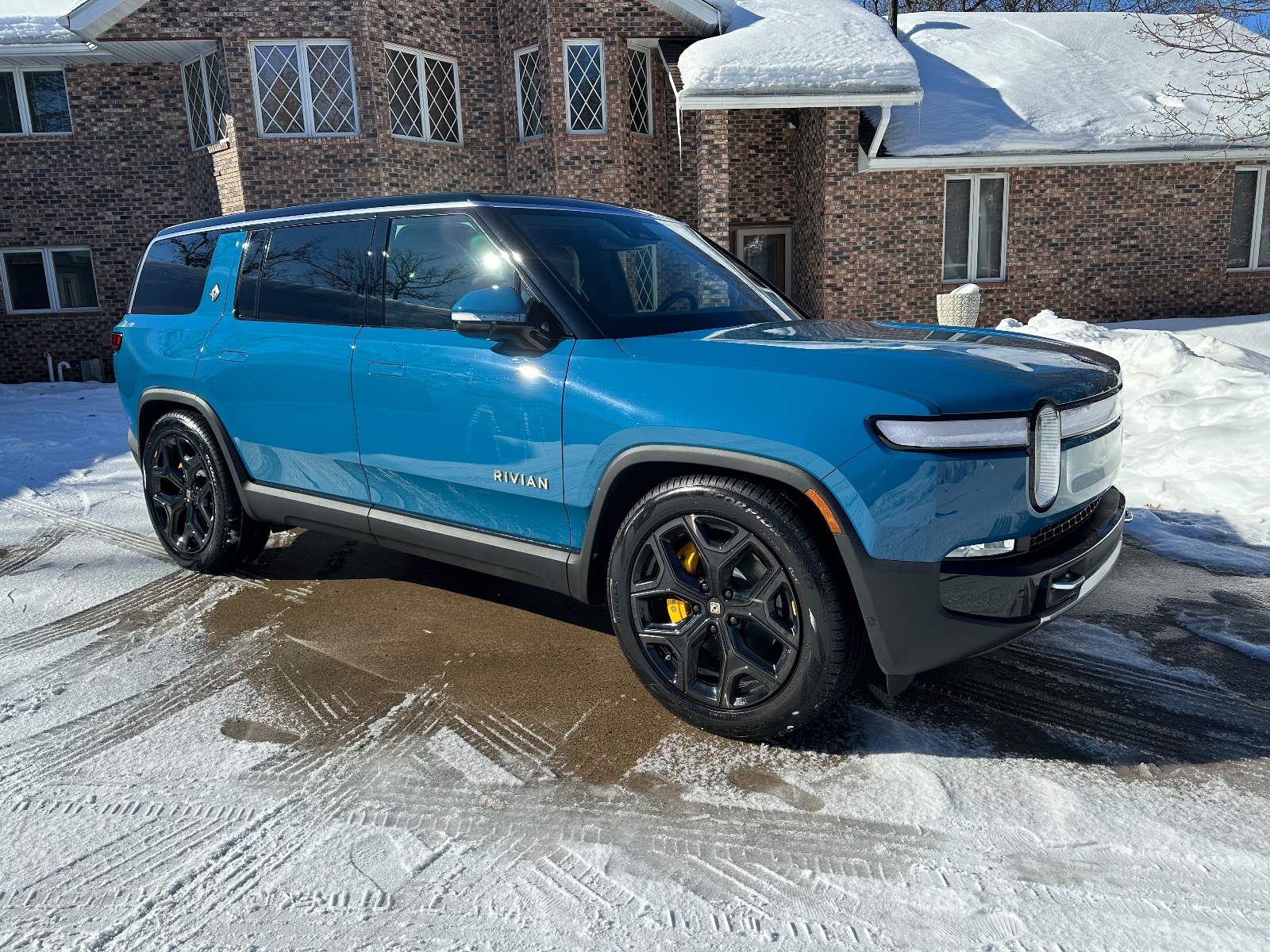 2023 Rivian R1S Adventure Find My Electric