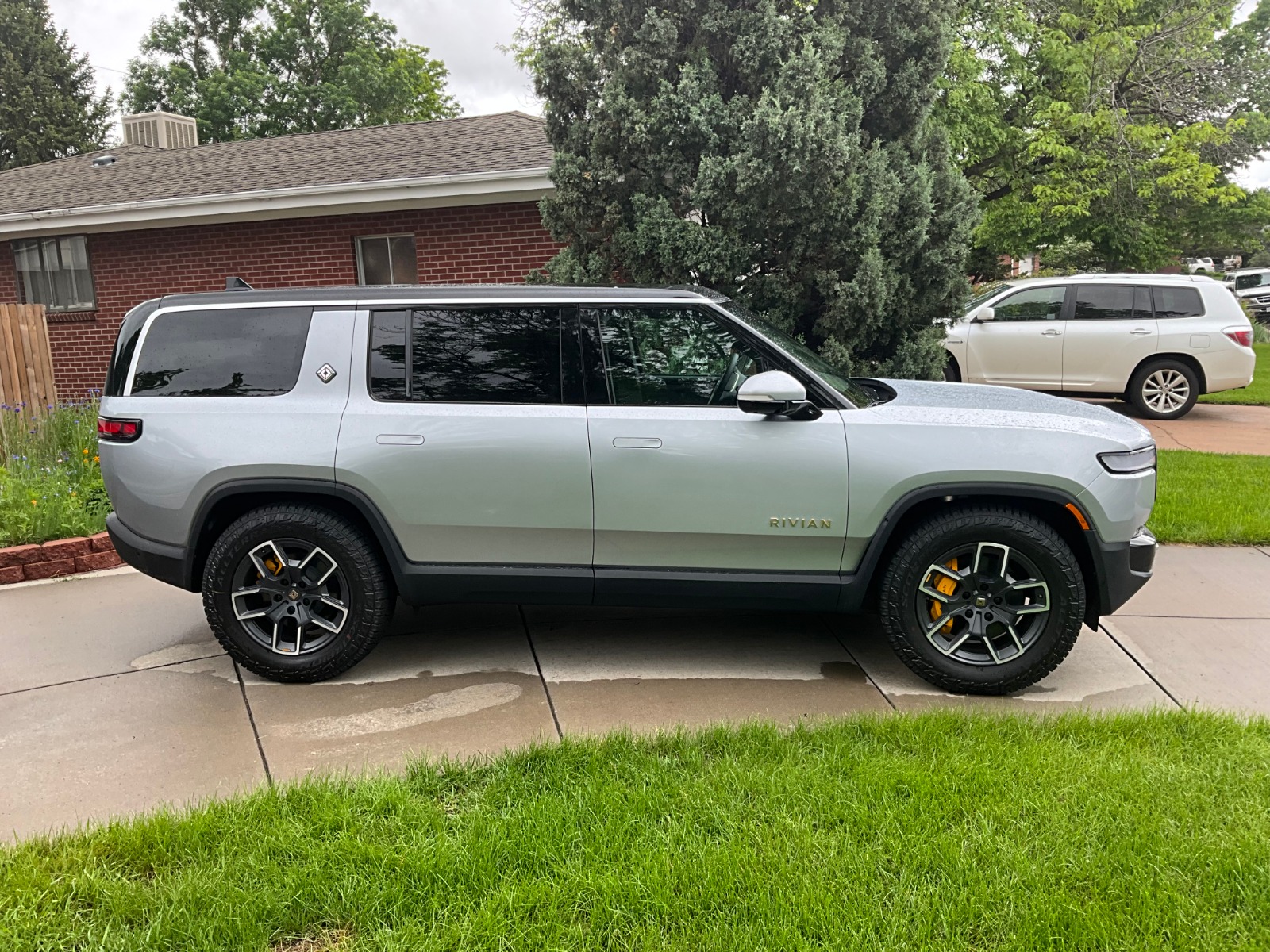 2023 Rivian R1S Adventure - Find My Electric