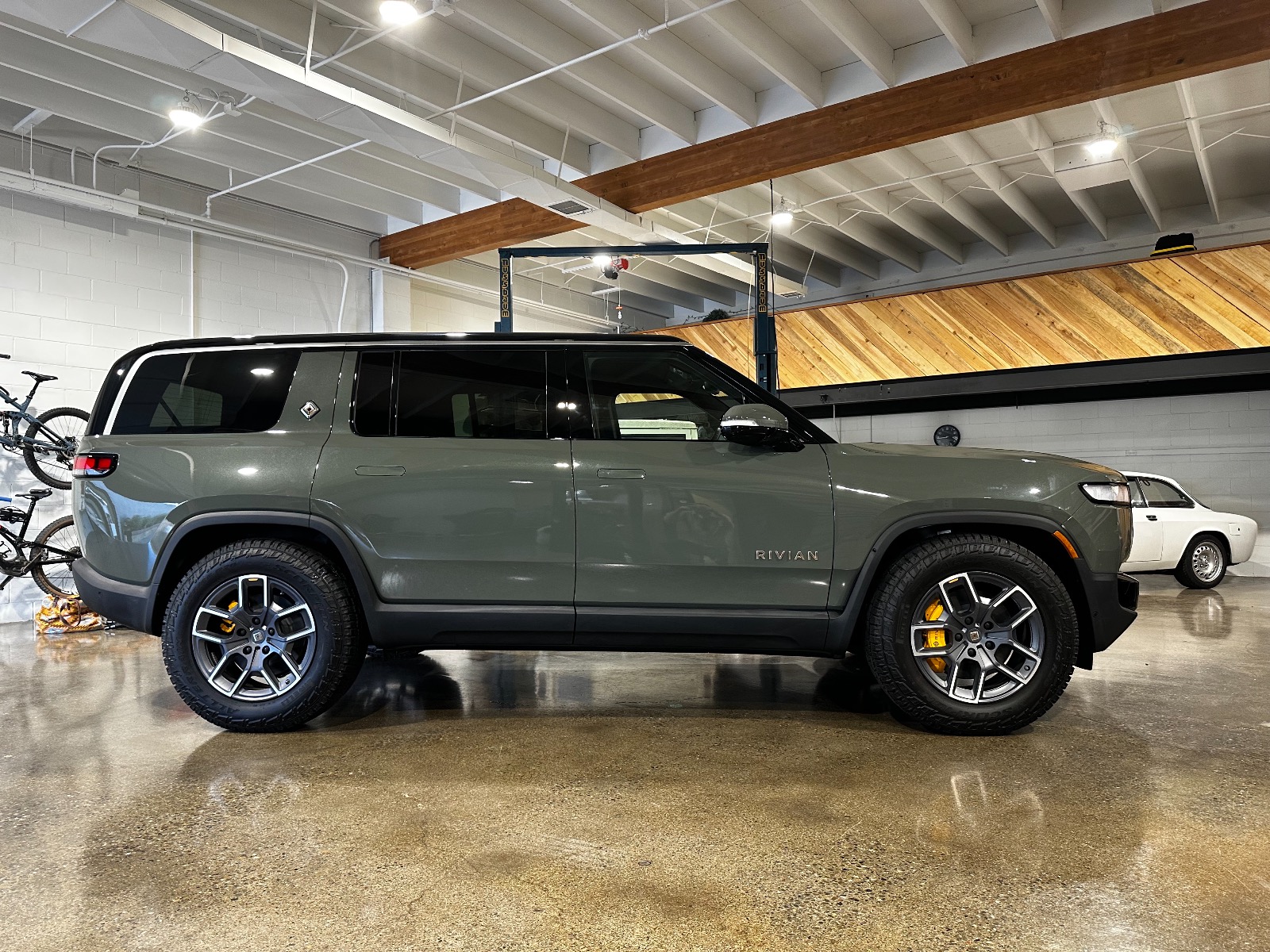 rivian r1s launch green