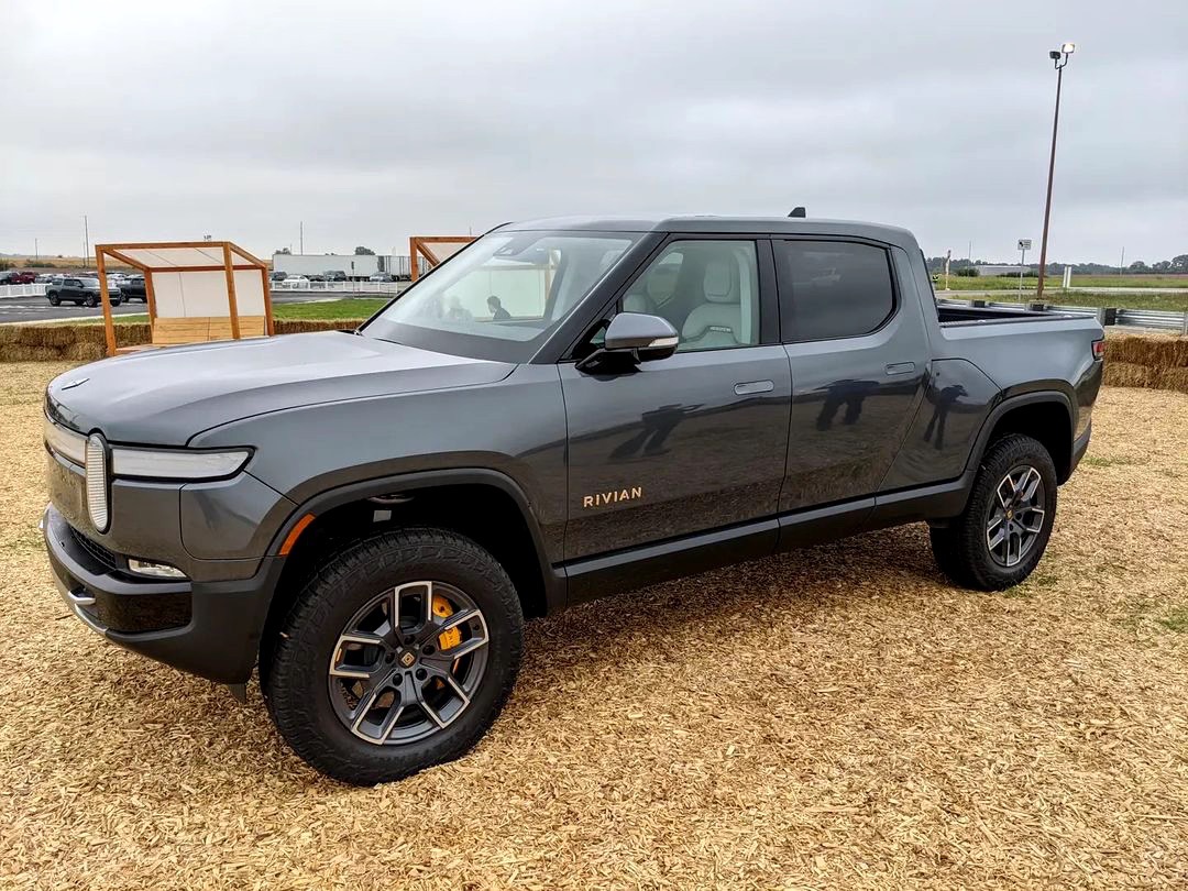 2022 Rivian R1T Adventure full