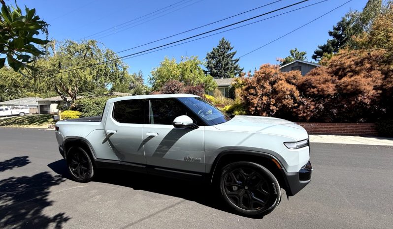 2025 Rivian R1T Explore
