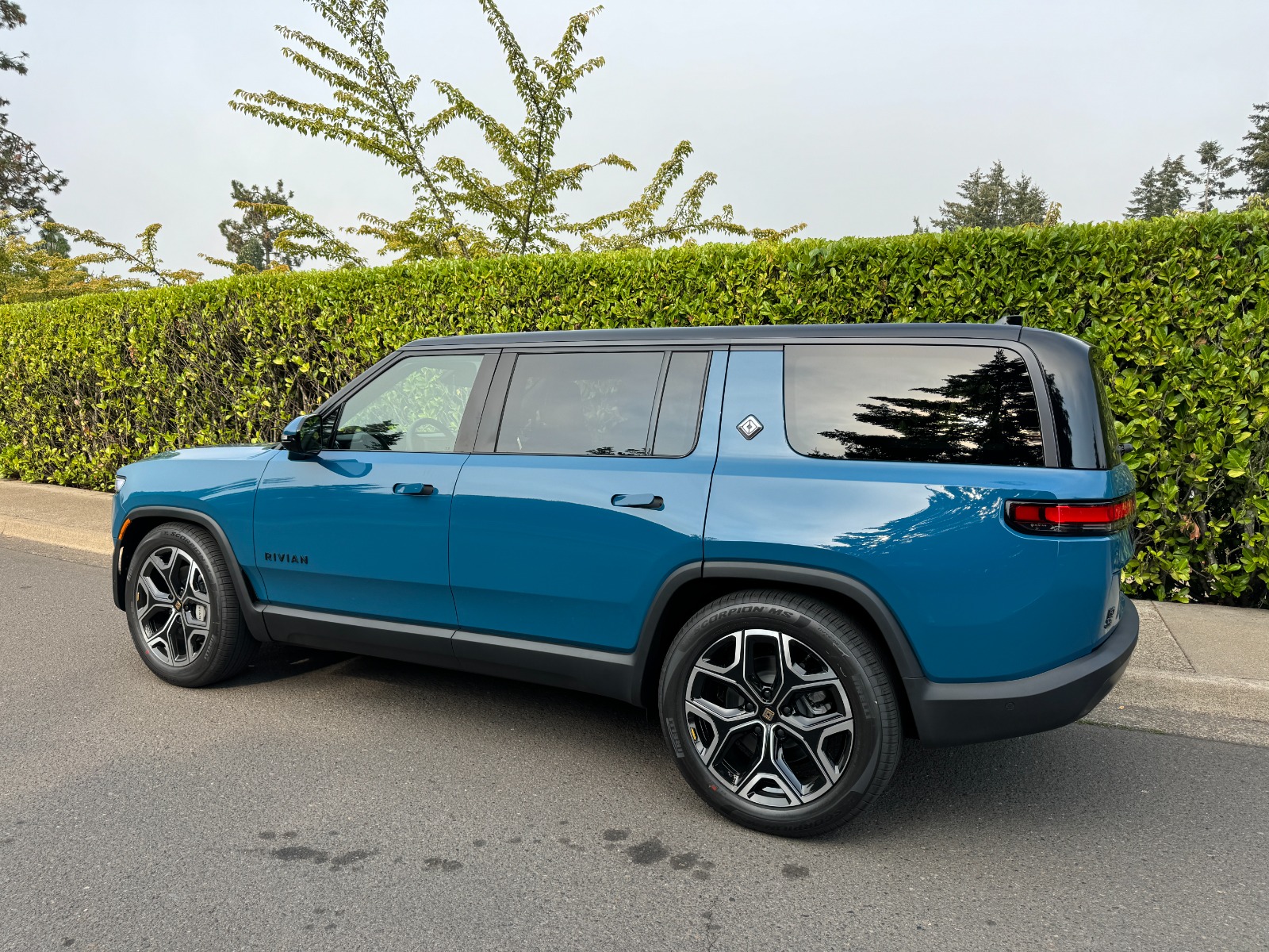 2025 Rivian R1S Adventure full