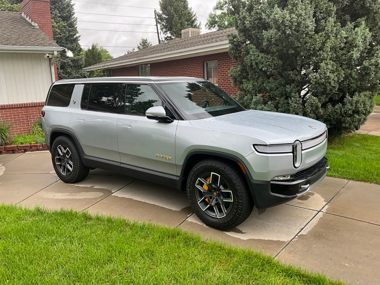 2023 Rivian R1S Adventure - Find My Electric